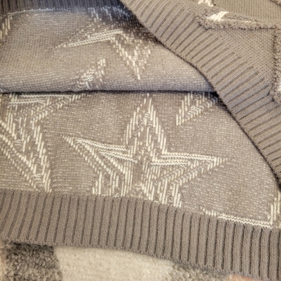 Chloe Grey White Star Print Crew Neck Sweater Size Small - Picture 6 of 9